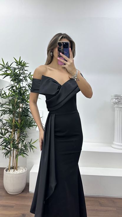 Siyah Şifon Detaylı Önü Kurdele Görünümlü Abiye Elbise