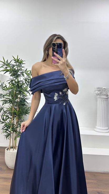 Lacivert Dökümlü Etek Formunda Bel Kısmı Çiçek Taşlı Şifon Abiye Elbise