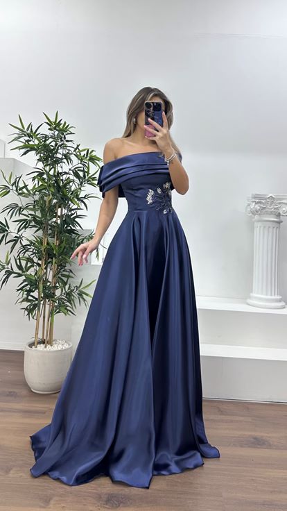 Lacivert Dökümlü Etek Formunda Bel Kısmı Çiçek Taşlı Şifon Abiye Elbise