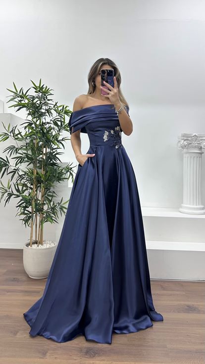 Lacivert Dökümlü Etek Formunda Bel Kısmı Çiçek Taşlı Şifon Abiye Elbise