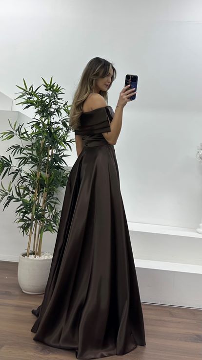 Kahverengi Dökümlü Etek Formunda Bel Kısmı Çiçek Taşlı Şifon Abiye Elbise