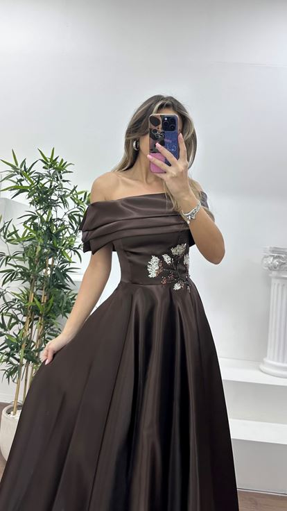 Kahverengi Dökümlü Etek Formunda Bel Kısmı Çiçek Taşlı Şifon Abiye Elbise