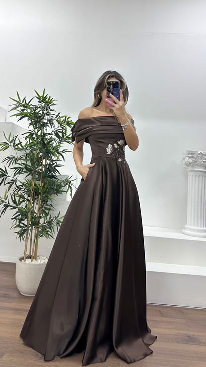 Kahverengi Dökümlü Etek Formunda Bel Kısmı Çiçek Taşlı Şifon Abiye Elbise