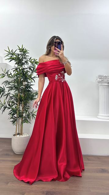 Kırmızı Dökümlü Etek Formunda Bel Kısmı Çiçek Taşlı Şifon Abiye Elbise