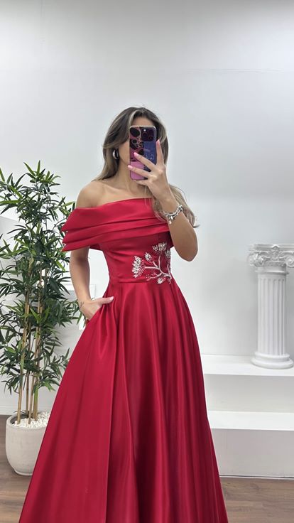 Kırmızı Dökümlü Etek Formunda Bel Kısmı Çiçek Taşlı Şifon Abiye Elbise