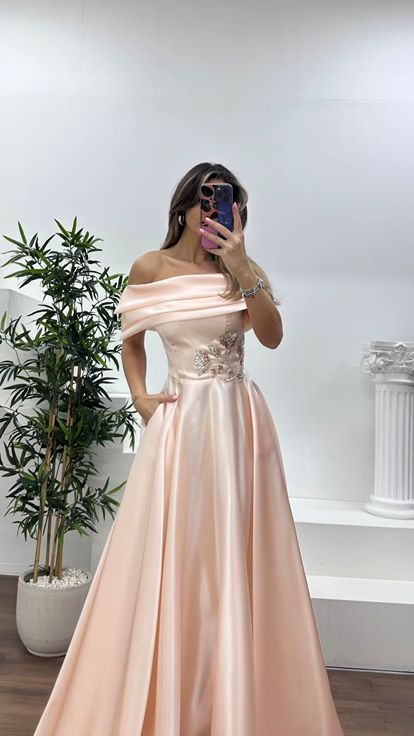 Yavruağzı Dökümlü Etek Formunda Bel Kısmı Çiçek Taşlı Şifon Abiye Elbise