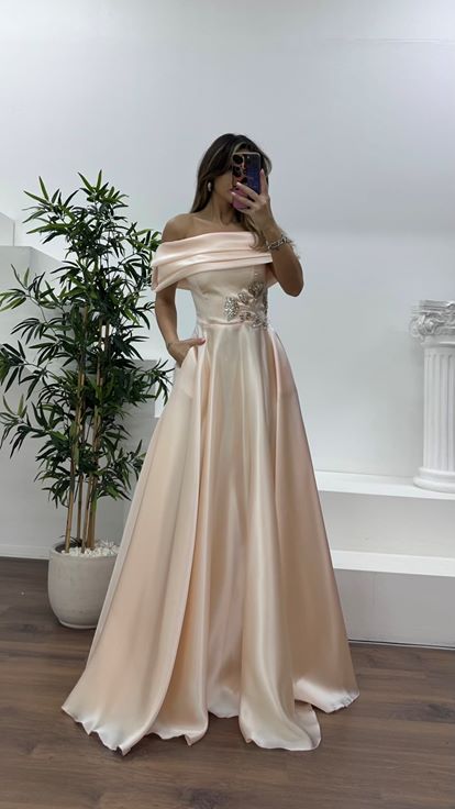 Yavruağzı Dökümlü Etek Formunda Bel Kısmı Çiçek Taşlı Şifon Abiye Elbise