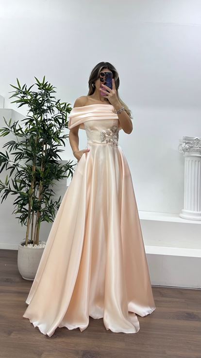 Yavruağzı Dökümlü Etek Formunda Bel Kısmı Çiçek Taşlı Şifon Abiye Elbise