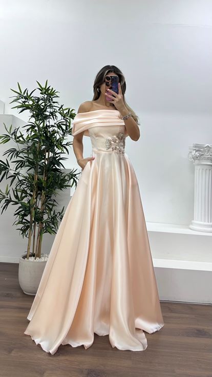 Yavruağzı Dökümlü Etek Formunda Bel Kısmı Çiçek Taşlı Şifon Abiye Elbise