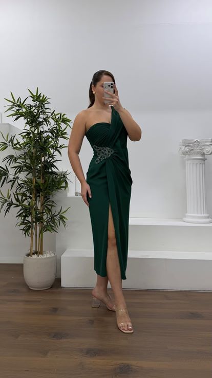 Yeşil Taş Motifli Drapeli Büyük Beden Abiye Elbise