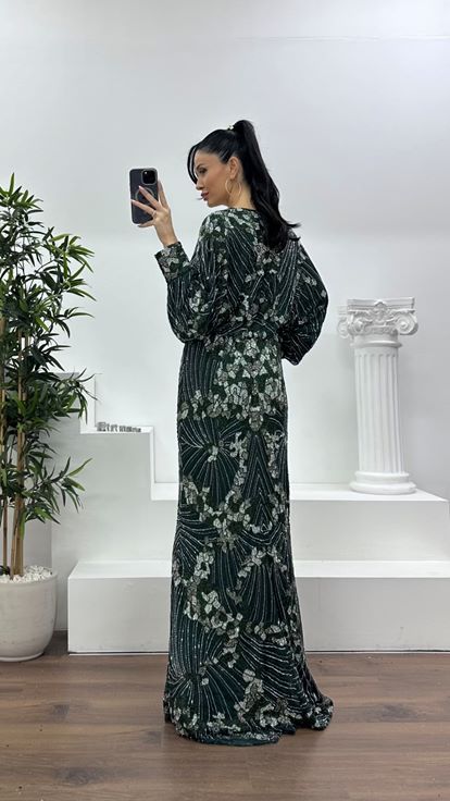 فستان سهرة مستقيم بياقة على شكل حرف V عميقة باللون الزمردي وأكمام واسعة 