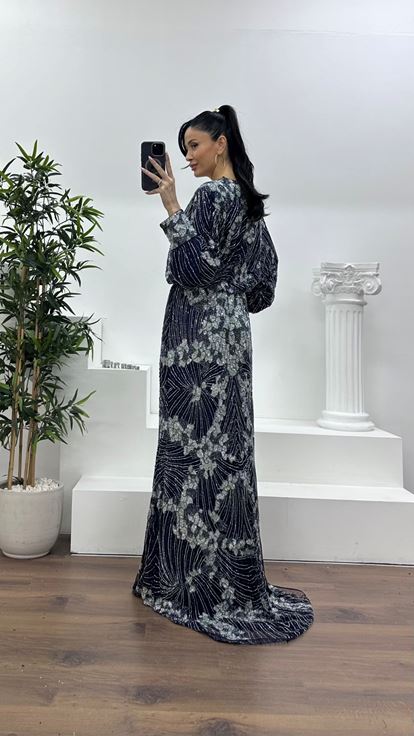 فستان سهرة أزرق داكن بياقة على شكل حرف V عميقة وأكمام واسعة