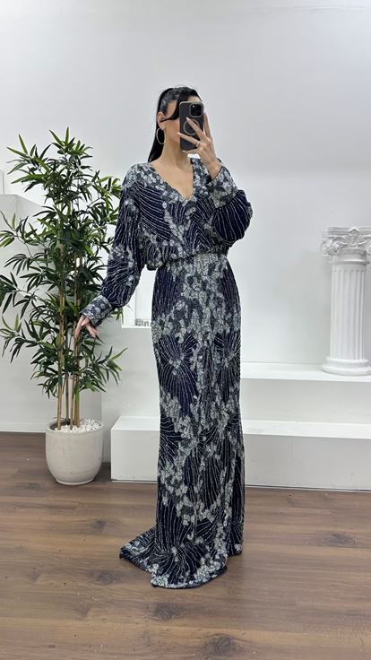 فستان سهرة أزرق داكن بياقة على شكل حرف V عميقة وأكمام واسعة