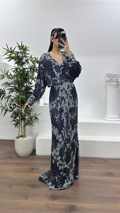 فستان سهرة أزرق داكن بياقة على شكل حرف V عميقة وأكمام واسعة