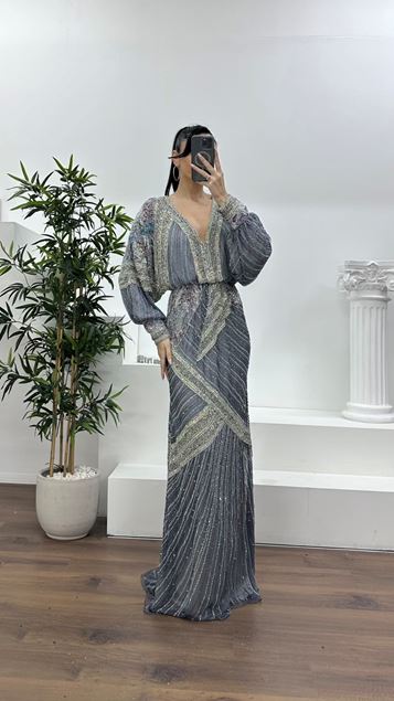 Abito da sera grigio con scollo a V profondo  maniche a pipistrello e volant