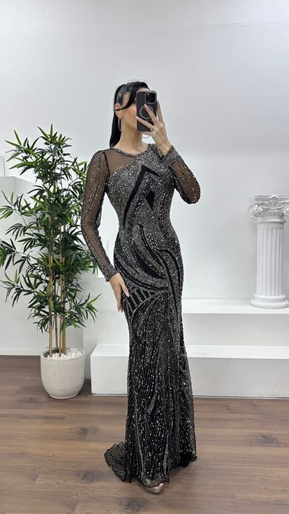 فستان سهرة أسود وفحمي بتصميم حورية البحر مع تفاصيل من التول