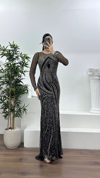 فستان سهرة أسود وفحمي بتصميم حورية البحر مع تفاصيل من التول