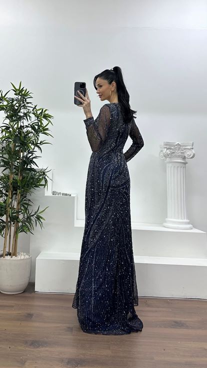 فستان سهرة أزرق داكن بتصميم حورية البحر مع تفاصيل من التول