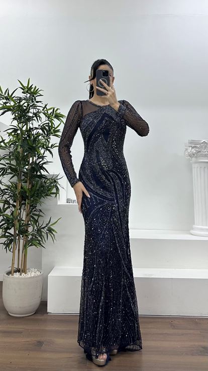 فستان سهرة أزرق داكن بتصميم حورية البحر مع تفاصيل من التول