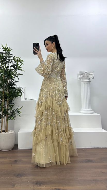 فستان سهرة بلون كريمي، بياقة دائرية وحافة مكشكشة 