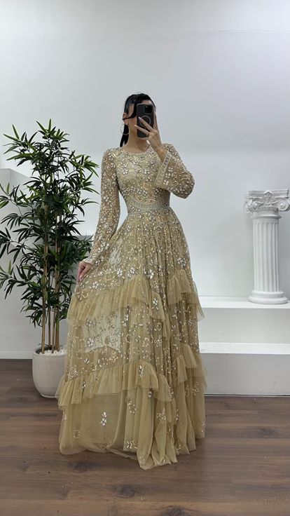 فستان سهرة بلون كريمي، بياقة دائرية وحافة مكشكشة 