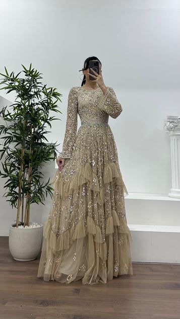 Robe de soirée couleur crème  col rond  ourlet à volants 