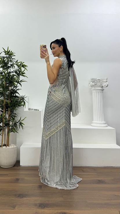 Gümüş Transparan Detaylı Kısa Tek Kol Pelerinli Abiye Elbise