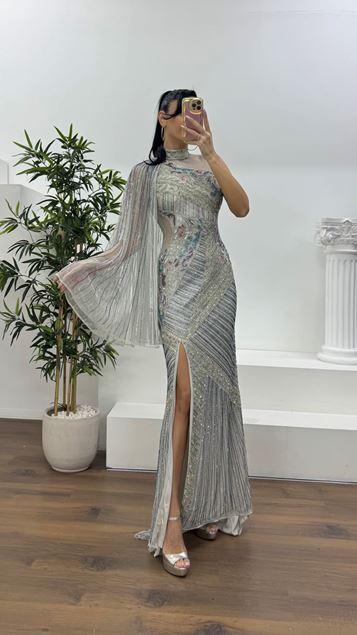 Gümüş Transparan Detaylı Kısa Tek Kol Pelerinli Abiye Elbise