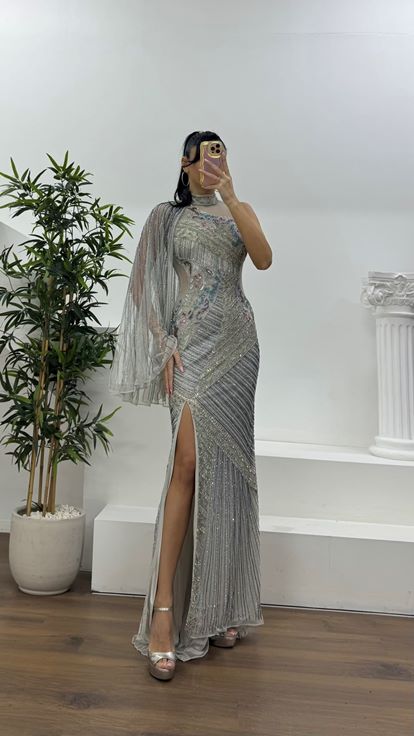 Gümüş Transparan Detaylı Kısa Tek Kol Pelerinli Abiye Elbise