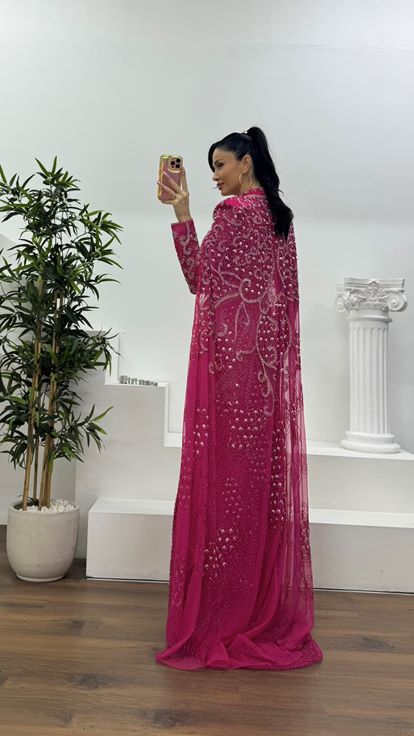 Fuşya Boncuk İşlemeli Uzun Kollu Pelerin Detaylı Abiye Elbise