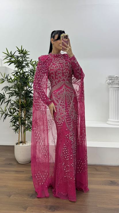 Fuşya Boncuk İşlemeli Uzun Kollu Pelerin Detaylı Abiye Elbise