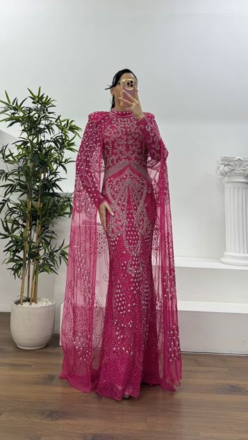 Fuşya Boncuk İşlemeli Uzun Kollu Pelerin Detaylı Abiye Elbise
