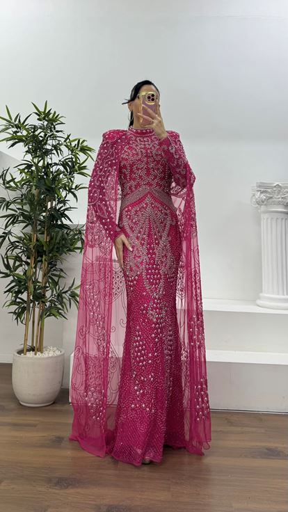 Fuşya Boncuk İşlemeli Uzun Kollu Pelerin Detaylı Abiye Elbise