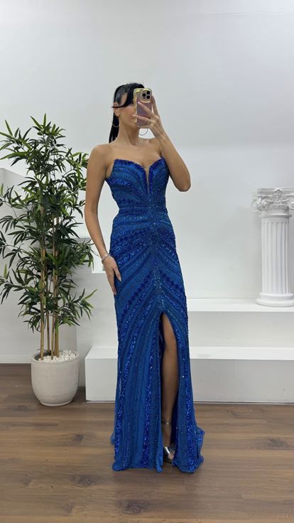 Saks Mavi Uzun Kuyruk Detaylı  Geometrik Taş İşlemeli Straplez  Abiye Elbise