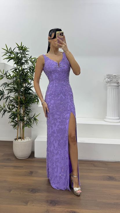 Lila Derin Dekolte Ve Yırtmaçlı Boncuk İşlemeli Abiye Elbise