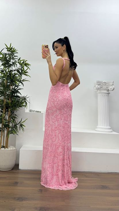 Pembe Derin Dekolte Ve Yırtmaçlı Boncuk İşlemeli Abiye Elbise