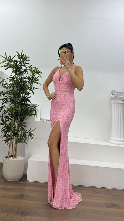 Pembe Derin Dekolte Ve Yırtmaçlı Boncuk İşlemeli Abiye Elbise