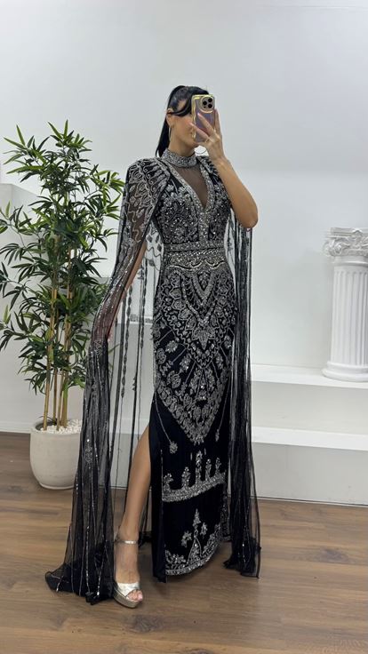 Siyah-Gümüş V Yaka Kısa Kollu, Pelerinli Abiye Elbise