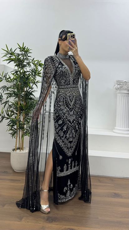 Siyah-Gümüş V Yaka Kısa Kollu, Pelerinli Abiye Elbise