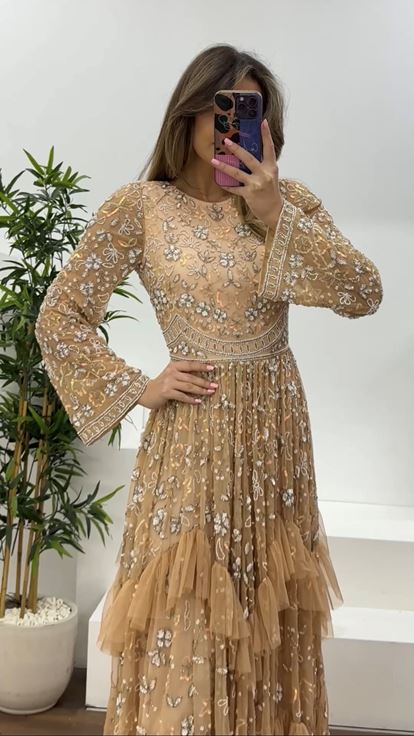 فستان سهرة بلون السلمون، بياقة دائرية وحافة مكشكشة 