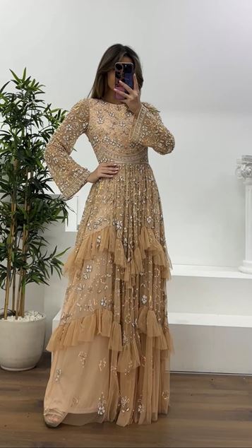 Robe de soirée couleur saumon  col rond  ourlet à volants 