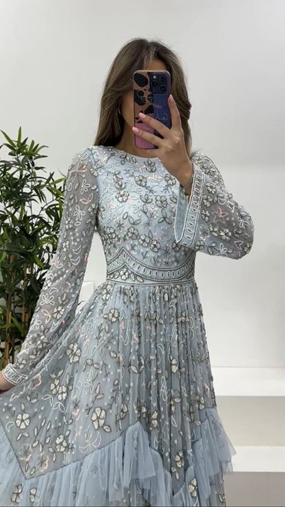 فستان سهرة أزرق بياقة دائرية وتنورة مكشكشة