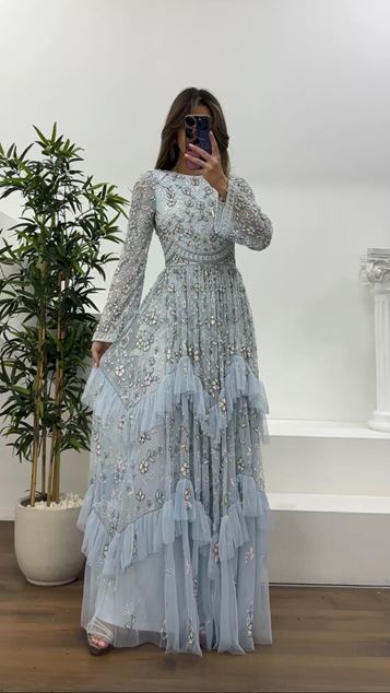 Robe de soirée bleue à col rond et jupe à volants