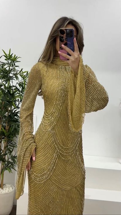 فستان سهرة ذهبي بأكمام واسعة مزين بخرز متدلي