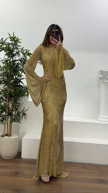 فستان سهرة ذهبي بأكمام واسعة مزين بخرز متدلي