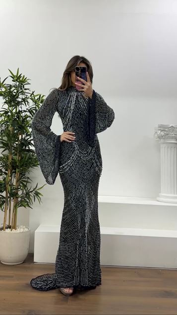 Robe de soirée bleu marine à manches trompette et perles pendantes