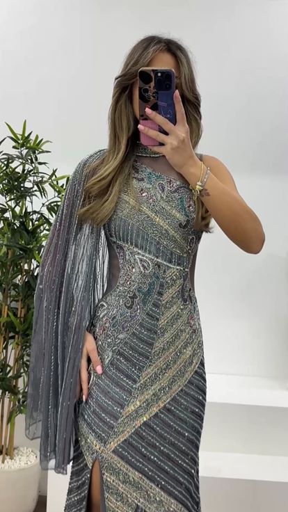 Gri Transparan Detaylı Kısa Tek Kol Pelerinli Abiye Elbise