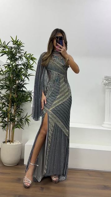 Gri Transparan Detaylı Kısa Tek Kol Pelerinli Abiye Elbise