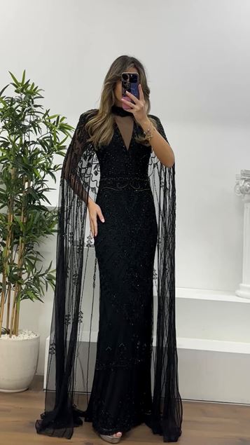 Siyah V Yaka Kısa Kollu, Pelerinli Abiye Elbise