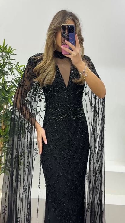 Siyah V Yaka Kısa Kollu, Pelerinli Abiye Elbise